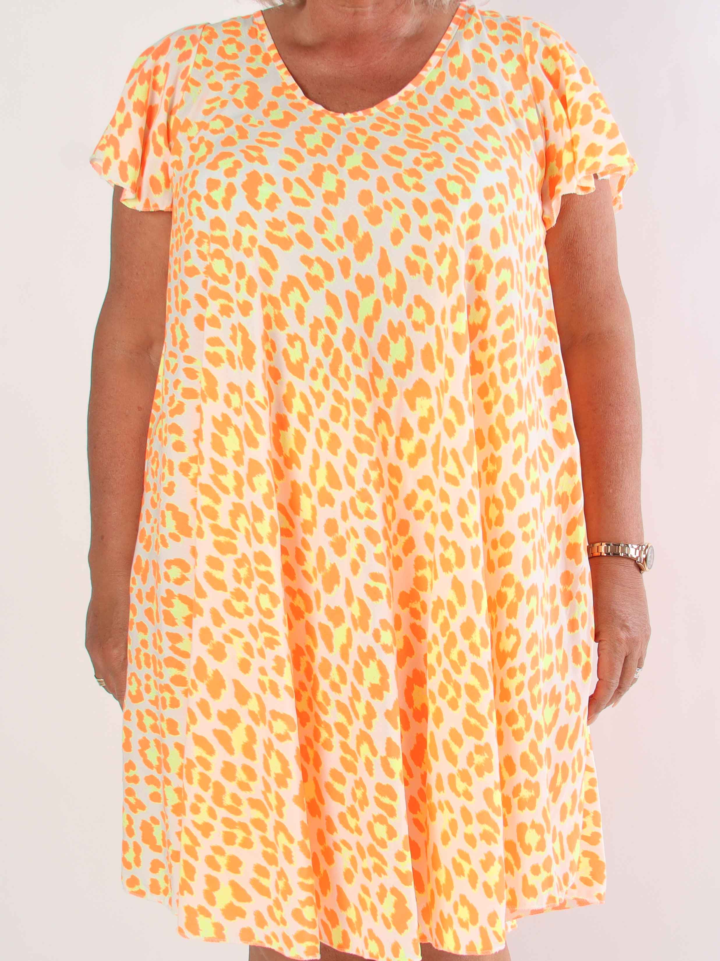 Chione - Sød plus size kjole i a facon med leopardprint